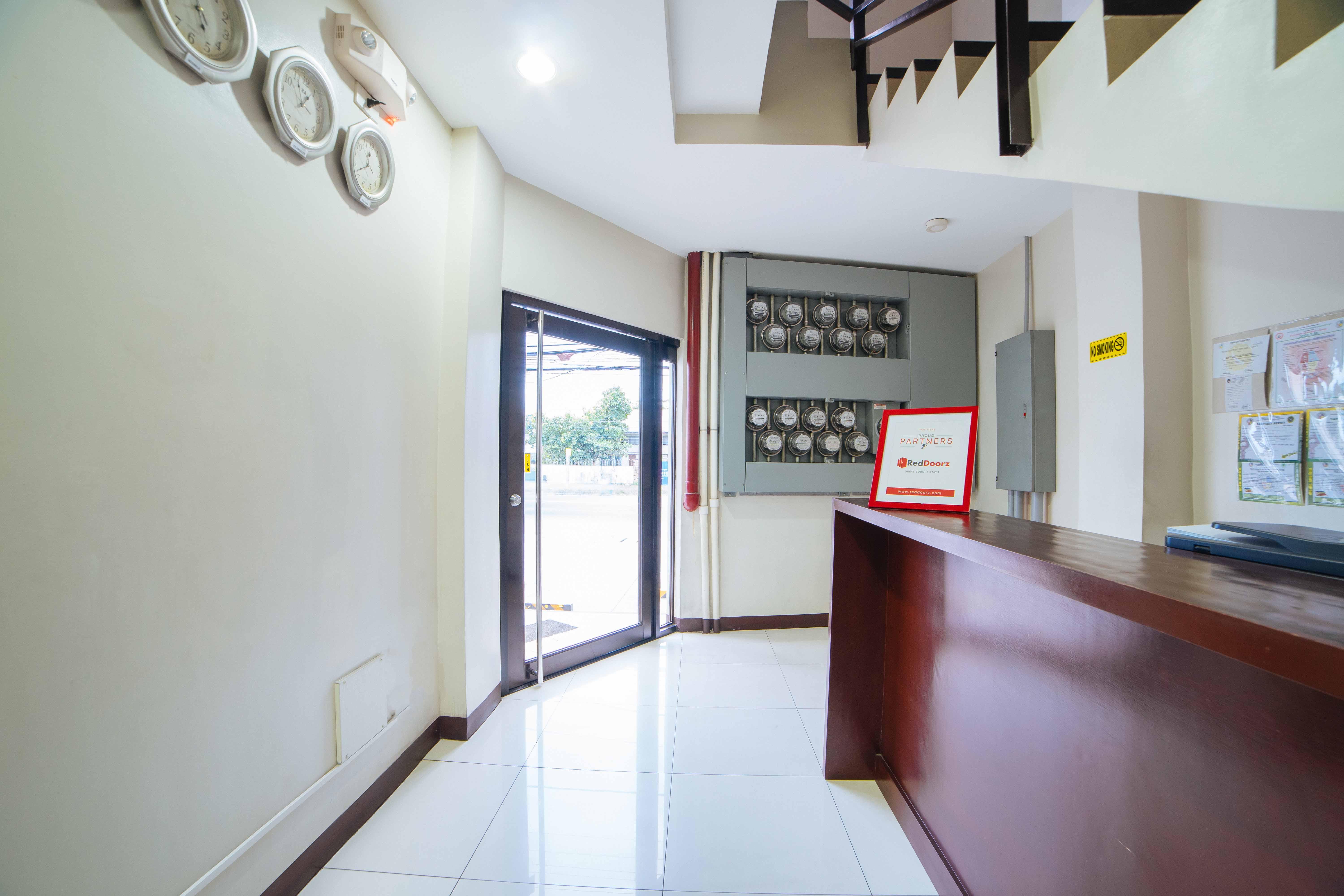 Reddoorz Near Angeles University Foundation Exterior foto